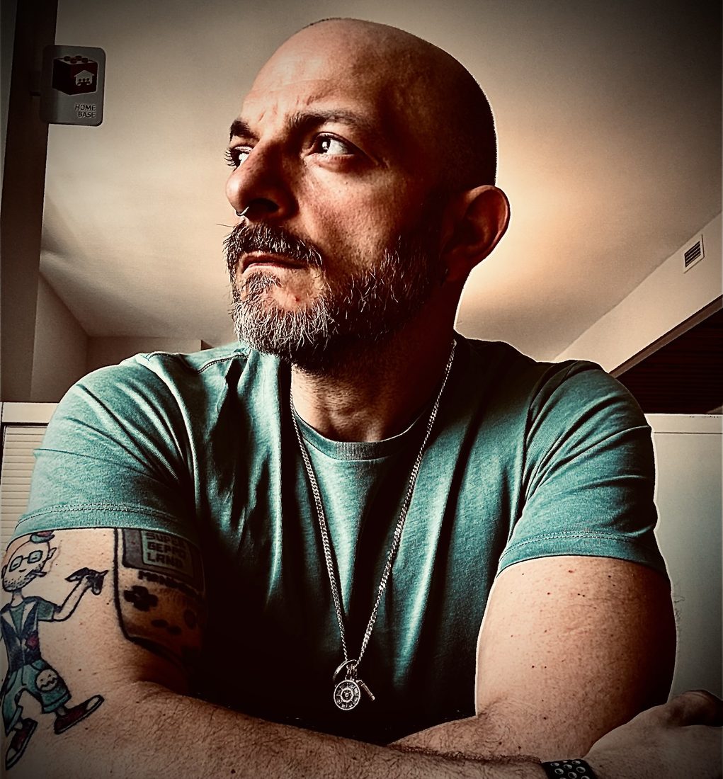 Giuseppe Tofani, primo piano con tatuaggio Super Geppo Land